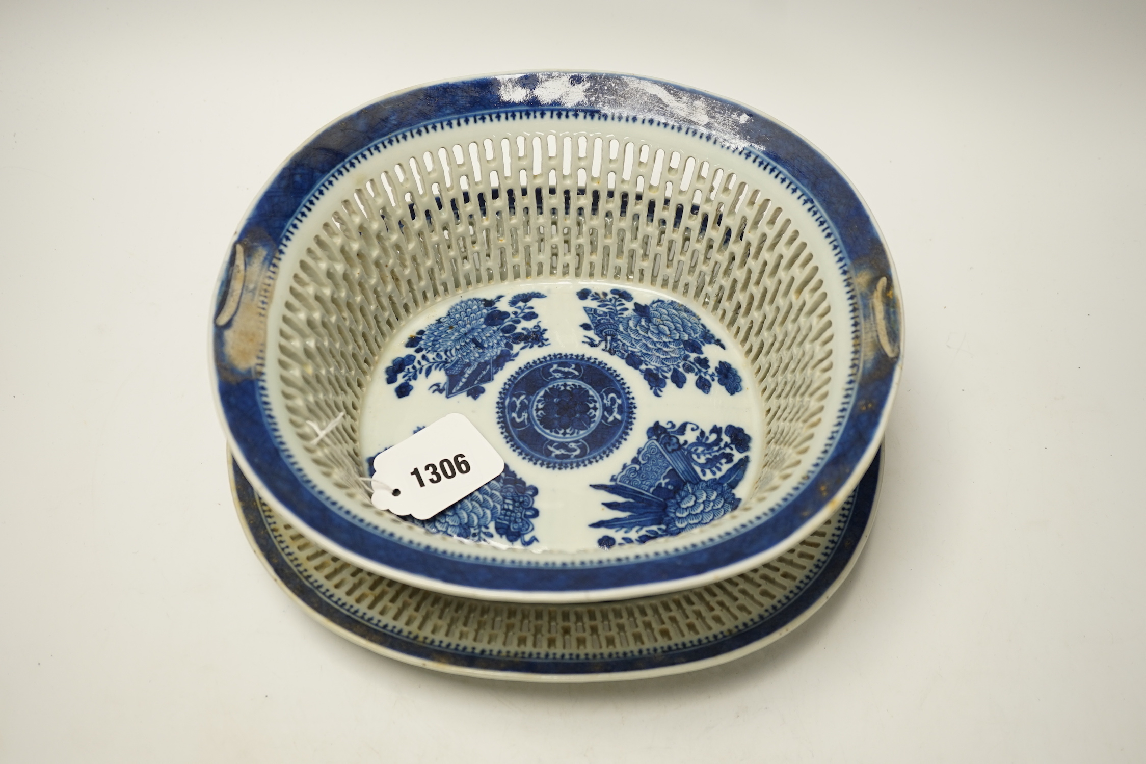 A Chinese export blue and white pierced dish, on stand, Qianlong, largest 28cm wide